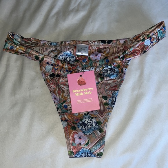 Super cute Strawberry Milk Mob Dusk Bottoms - Picture 2 of 3